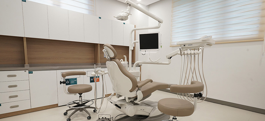 數控空氣消毒機嚴格消毒、每個工作日結束紫外線照射、保持通風良好，力求畀你舒適嘅診療空間。