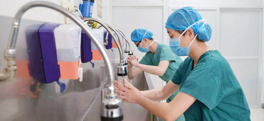 醫務人員接診、治療每個患者前後均戴手套，一人一換，戴手套前後嚴格遵循七步洗手法。