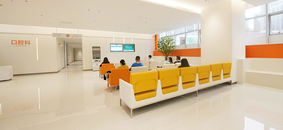 清潔無塵、門窗密封，地面鋪陳材料堅硬光滑，手術間內設膈應及空氣凈化裝置，保證空氣質量。